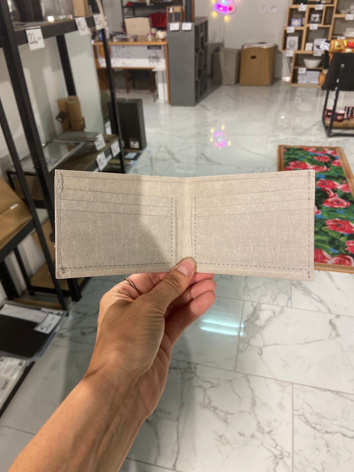 ESSENT'IAL CASH CASH