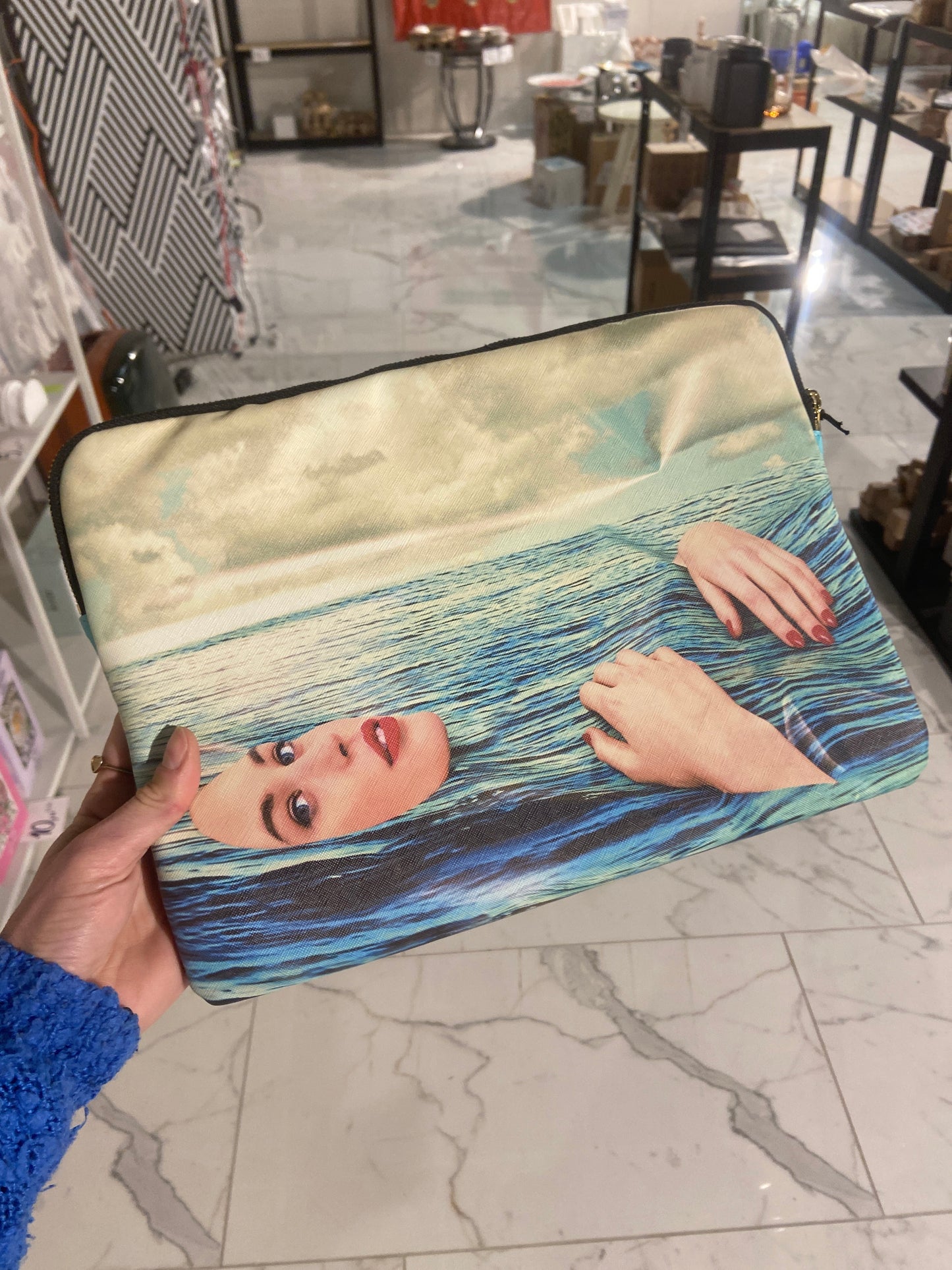 SELETTI TOILETPAPER LAPTOP BAG SEAGIRL
